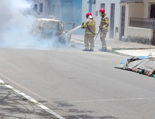 Carro pega fogo no centro de Mari e mobiliza Corpo de Bombeiros