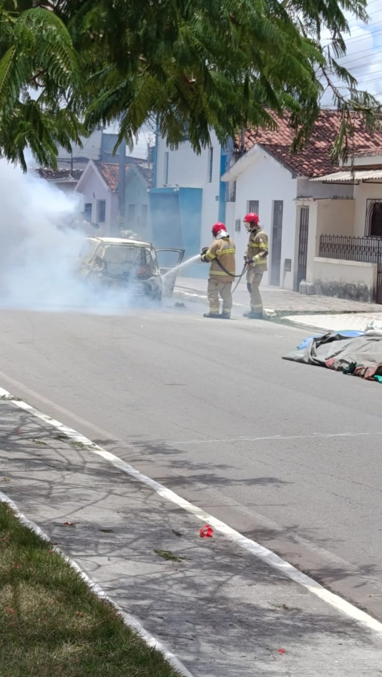 Carro pega fogo no centro de Mari e mobiliza Corpo de Bombeiros